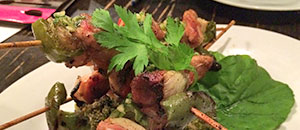 Brochetas de carne con vegetales