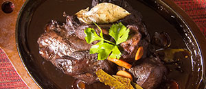 Cordero con salsa de vino tinto y chocolate